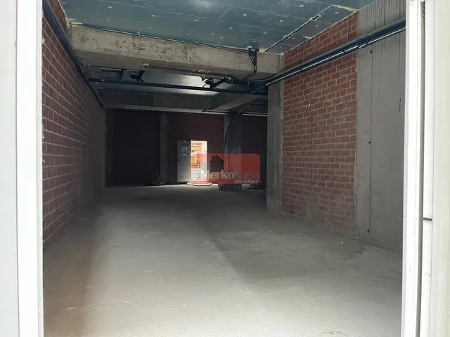 SE ALQUILA LOCAL COMERCIAL EN OBRA EN EDIFICIO DE NUEVA CONSTRUCCIÓN EN AVD. CORUÑA — 10