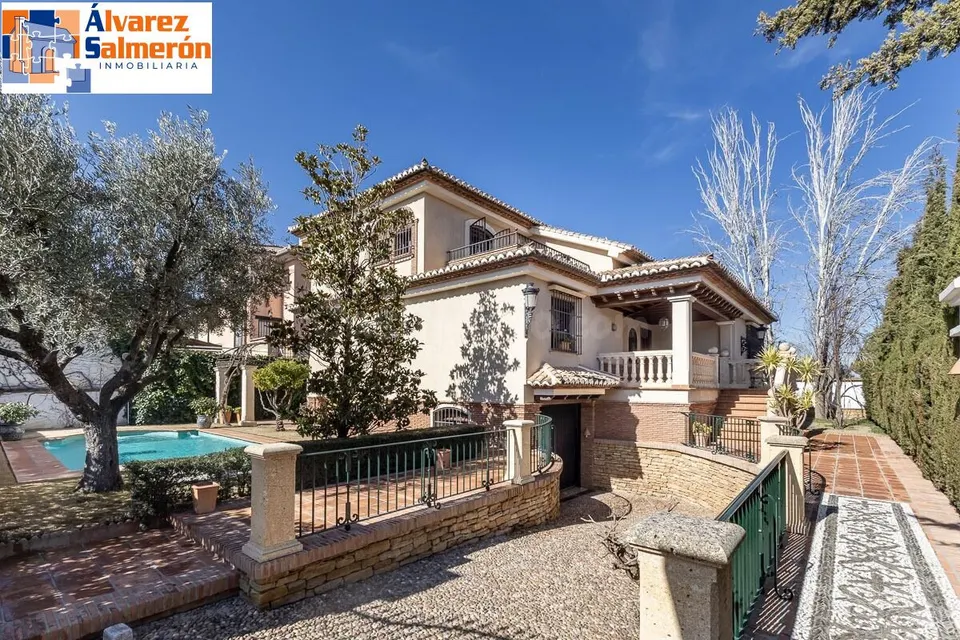 INCREÍBLE CHALET INDEPENDIENTE EN ZONA PRIVILEGIADA
