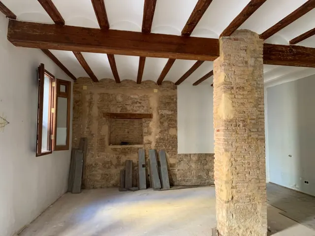 2 LOCALES,  EN EL CARMEN (PLAZA SANTA CRUZ) PARA CONSTRUIR  2 MAGNIFICOS PISOS TURISTICOS, — 2