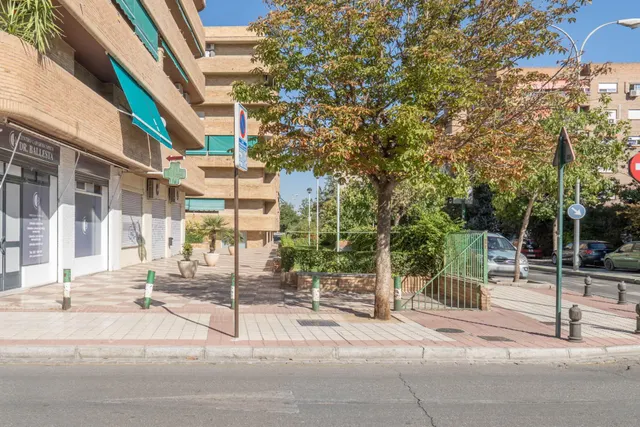 Plaza de garaje cerrado con estanterías en parque Genil cerca de Hospital La Inmaculada — 33