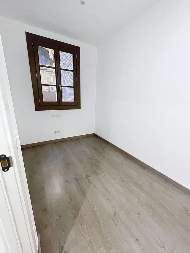 Piso luminoso con balcón en Paral·lel — 10