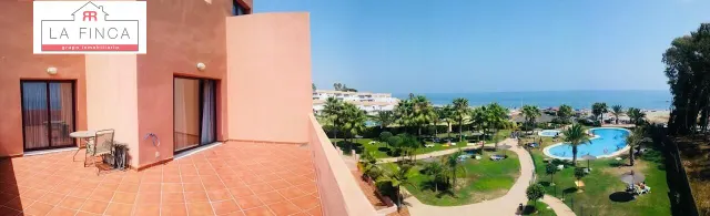 Increíble apartamento frente a la playa con parking, piscina y zona de spa — 5