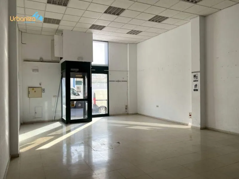 LOCAL ACONDICIONADO EN BARRIADA DE LLERA CON MUCHAS POSIBILIDADES