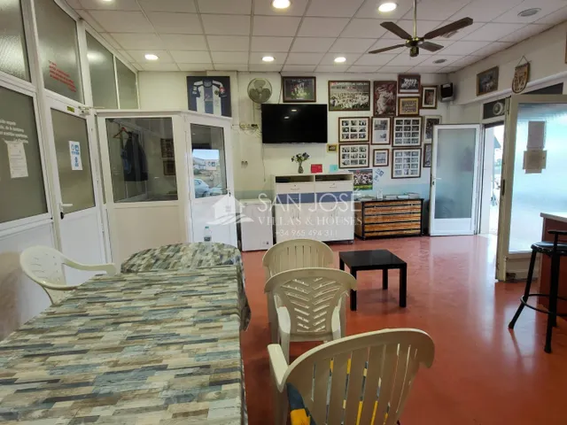 SE VENDE LOCAL COMERCIAL EN BUEN ESTADO TODO DIAFANO FRENTE  - foto 2