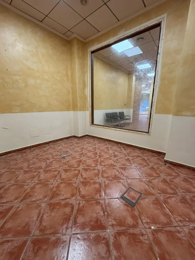 LOCAL COMERCIAL DE 300 m2 – ALQUILER CON OPCIÓN DE COMPRA — 28