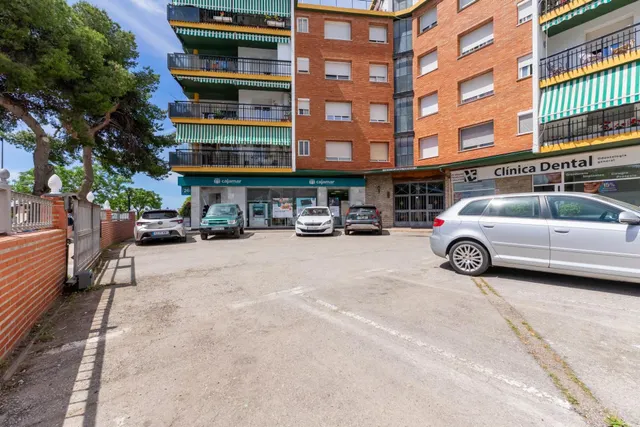 LOCAL CON POTENCIAL PARA VIVIENDA, ESTUDIOS O ACTIVIDAD COME - foto 4