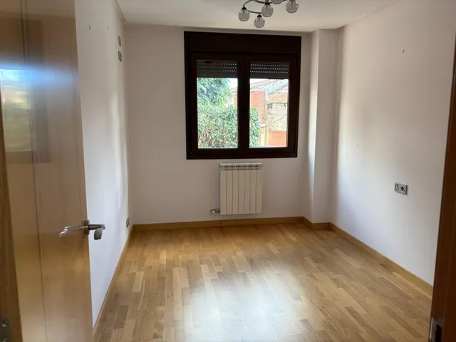 SE VENDE APARTAMENTO SEMINUEVO EN VALENCIA DE DON JUAN, COCINA AMUEBLADA, 2 HAB., SALÓN,  2 BAÑOS, TRASTERO, ASCENSOR Y PLAZA DE GARAJE. — 12