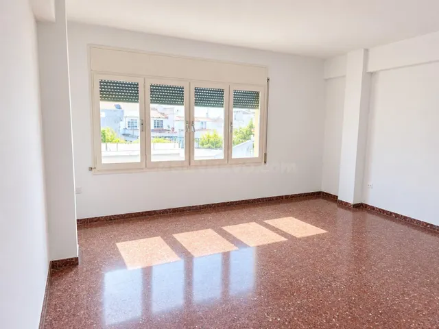 Piso Céntrico en La Senia para Reformar
