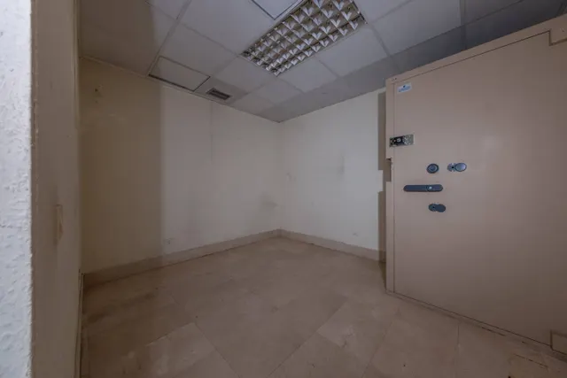 Local comercial de 200 m2 en Rafael Cabrera – Gran visibilidad y salida a dos calles — 10