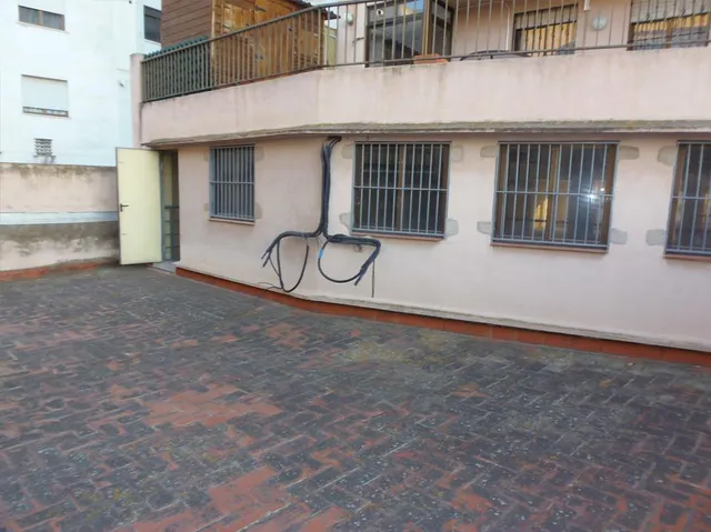 Se alquila local comercial con mucha fachada, muy cerca de El Corte Inglés y Parque Ribalta, frente — 24