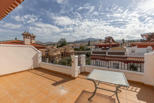 ADOSADA CON 4 DORMITORIOS, AMPLIAS TERRAZAS Y VISTAS A GRANADA Y SIERRA NEVADA — 40