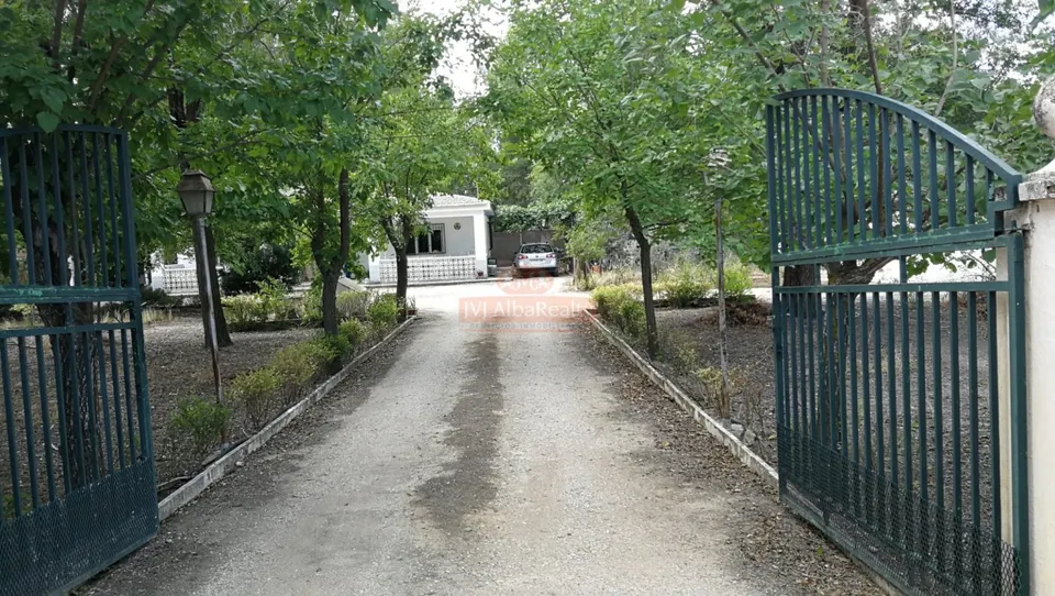 SE VENDE CASA CON TERRENO DE MÁS DE 3000 MTS EN LA URB. OJOS DE SAN JORGE JUNTO A LOS PRADOS