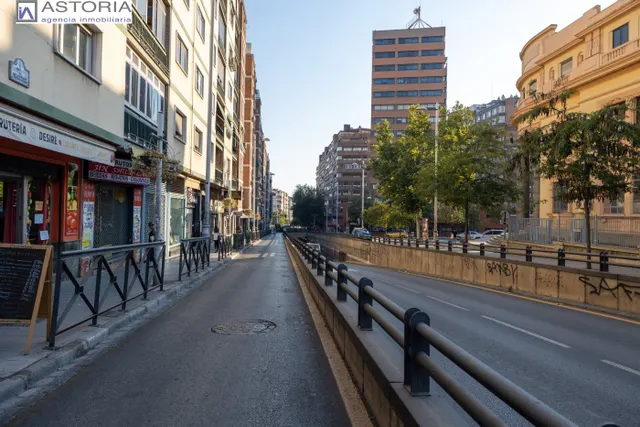 Local comercial en Avda. Madrid, frente a la antigua Facultad de Medicina. — 13