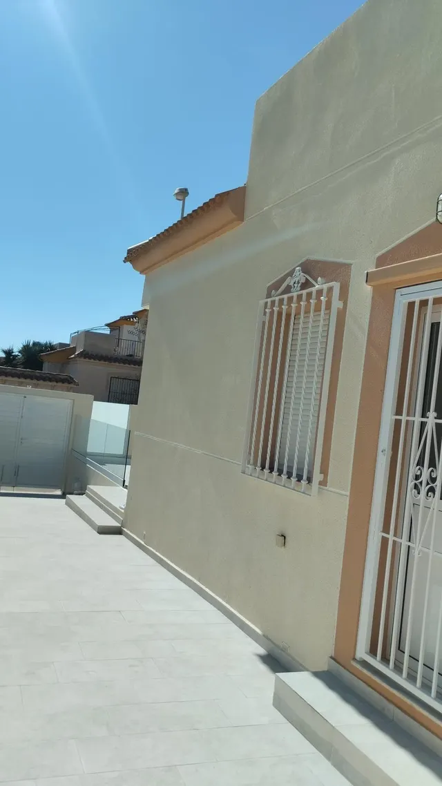 GRAN CHALET EN TORREVIEJA: 2 HAB, 1 BAÑO — 6