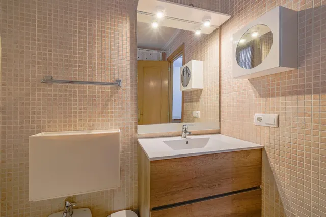 BAJO CON DISTRIBUCIÓN DE VIVIENDA Y PATIO EN GRAU DE VALENCIA — 34