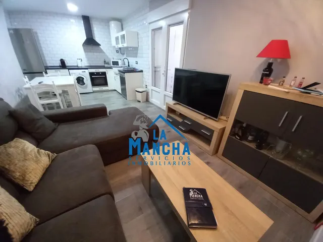 INMOBILIARIA LA MANCHA VENDE CASA BAJA CON TERRAZA Y PISCINA EN MADRIGUERAS ( ALBACETE ). — 24