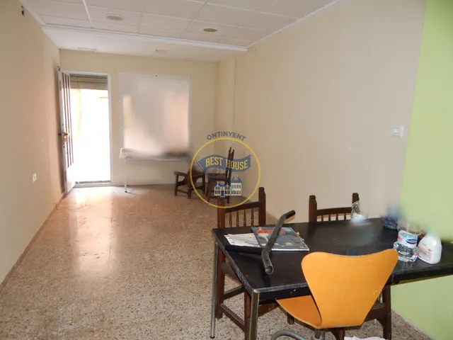Dos locales colindantes, con patio, en Ontinyent. — 16