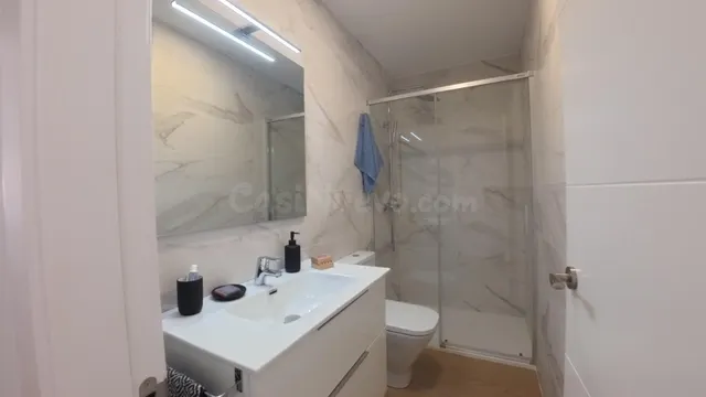 Adosado reformado de tres habitaciónes más apartamento con parking y piscina comunitaria. — 29