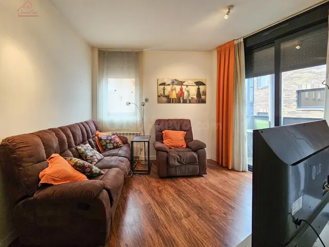Inmueble en venta con terraza, plaza de garaje y trastero junto al Metro Urgel! — 2