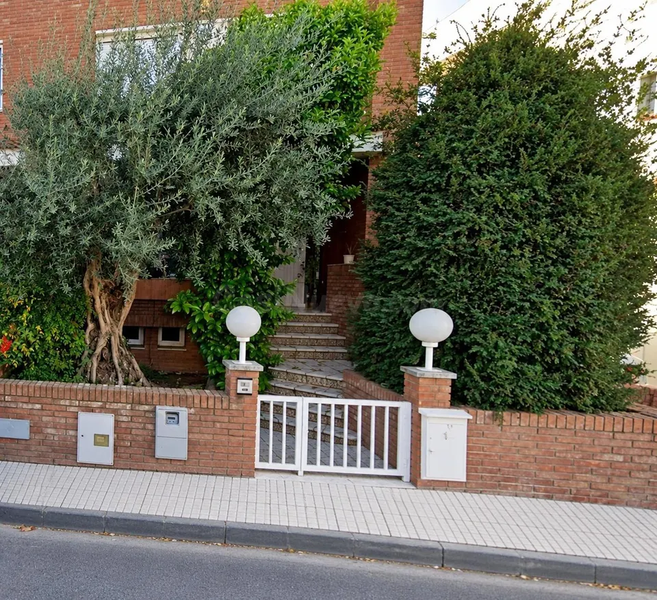 Casa adosada con terrazas y garaje en Benavent de Segrià