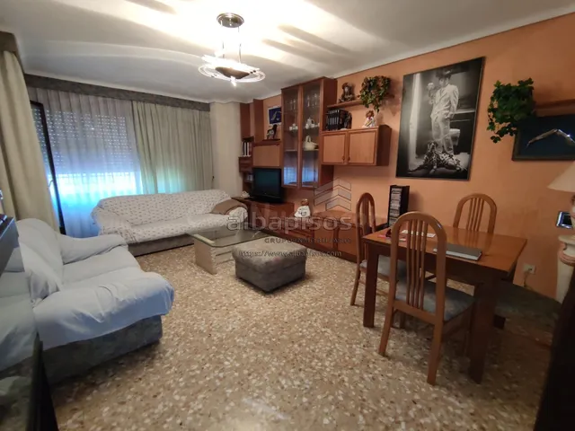 PISO DE CUATRO habitaciones SIN ASCENSOR. MUY BUENA ZONA — 2