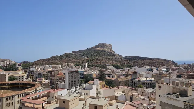 Espléndido y gran piso con vistas panorámicas junto al merca