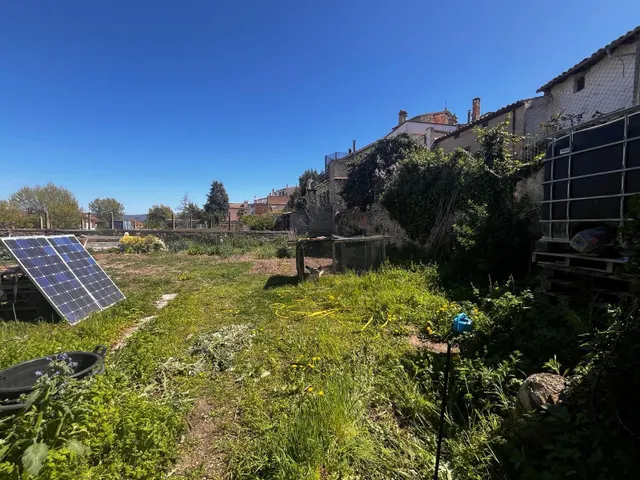 Espectacular solar dentro del pueblo de Santa Margarita de Montbui, soleado, plano en zona tranquila — 2