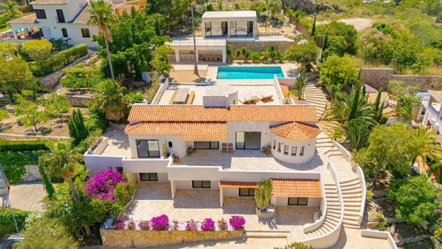 Villa Roma. Villa reformada con fantásticas vistas al mar a 