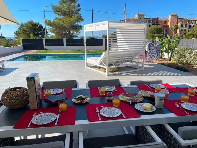 Villa moderna con piscina privada y vistas al mar en Vallgornera — 12