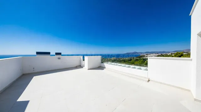 ¡GRAN OPORTUNIDAD! ÁTICO DE LUJO CON SOLÁRIUM PRIVADO Y VIST