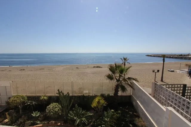 villa independiente 1º linea de playa cabopino — 50