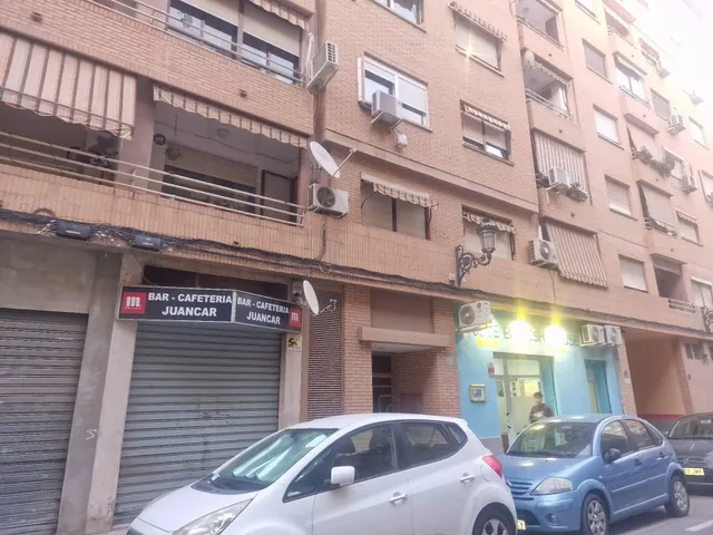 Se vende local en calle Pedro Andreu de Valencia — 11
