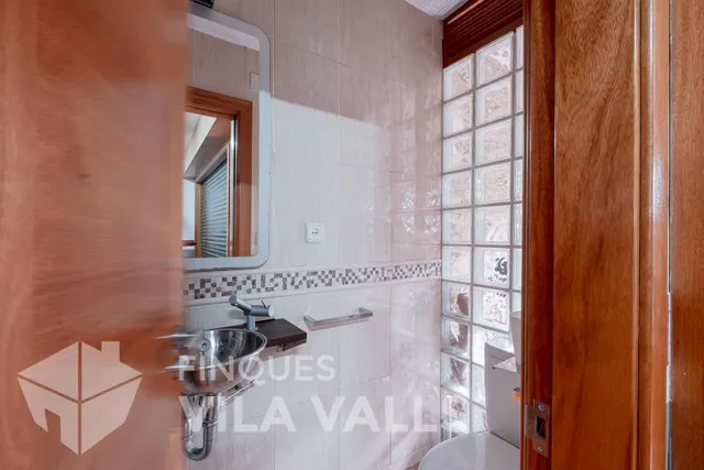 Casa esquinera con jardín privado y estilo inigualable — 38