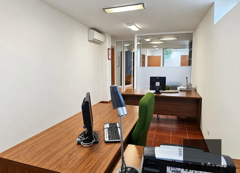 ESTUDIO HOME MADRID ofrece oficina profesional de 52,51 m2, con jardín circundante, en el barrio de Peñagrande.