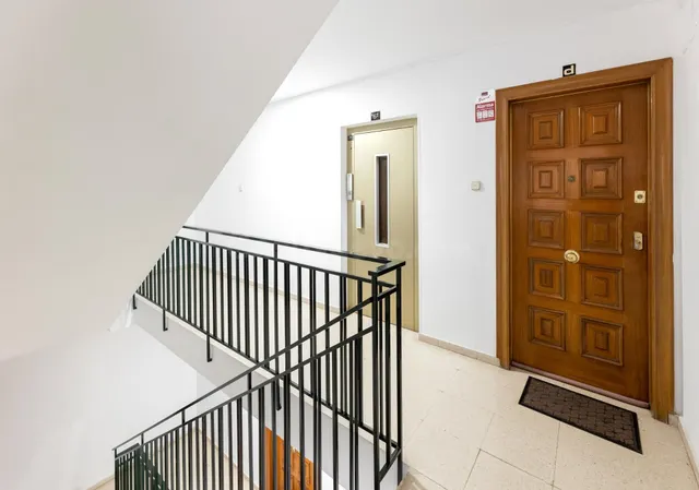 ¡Oportunidad única! Ático de 4 dormitorios y 2 baños con gra - foto 5