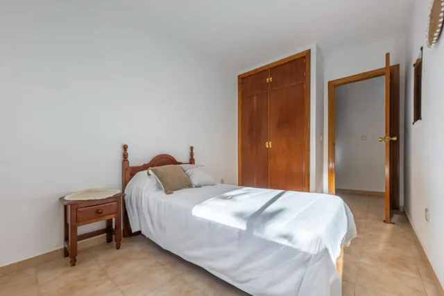 Piso familiar de 4 dormitorios con dos terrazas y piscina en el centro de Fuengirola — 18