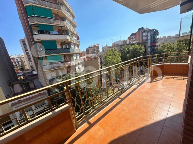 Amplio piso de 4 habitaciones con terraza, parking y trastero — 2