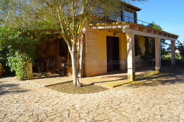 Finca rústica con casa de campo con hermosas vistas a la Ser