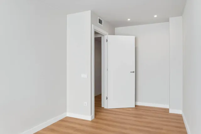 Vivienda reformada a estrenar con 3 estancias, terraza privada y espacio polivalente en Badalona — 14