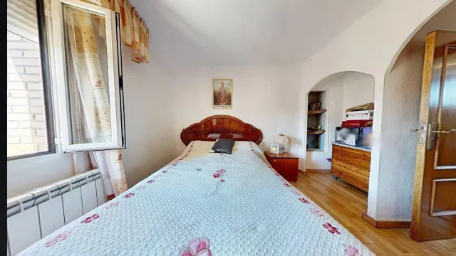 CASA UNIFAMILIAR de 170m2 útiles sobre parcela de 265m2. Distribuido en sótano con bodega, salón, cocina, dos baños, cuatro habitaciones y buhardilla diáfana — 29