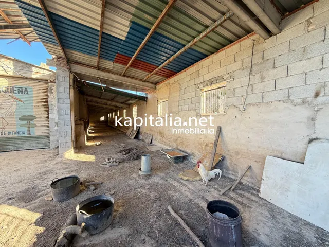 Casa con explotación agrícola en desuso — 24