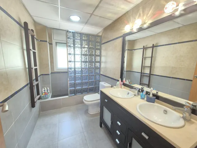 Casa con vistas panorámicas, placas solares y gran terraza en Mas Trader, Cubelles — 27