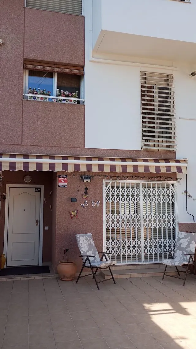 Ref -08651 Salico ofrece este amplio chalet adosado de 254 m
