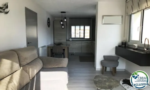 Apartamento reformado con amplia terraza y aparcamiento privado en Santa Margarita Roses — 7