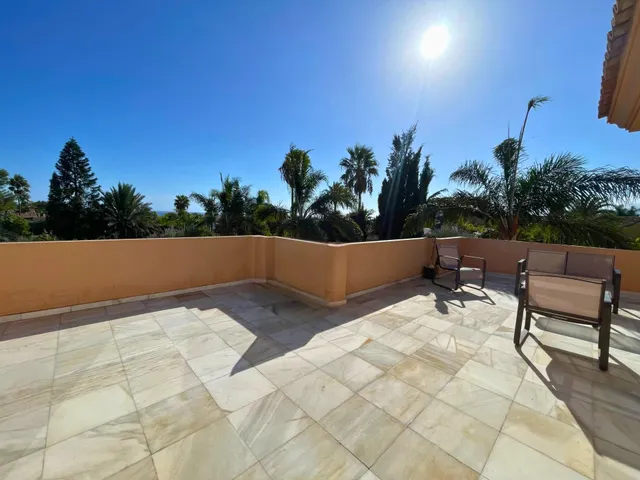 Villa en venta en Nueva Andalucía, Marbella, con vistas al mar y cerca de Puerto Banús — 45