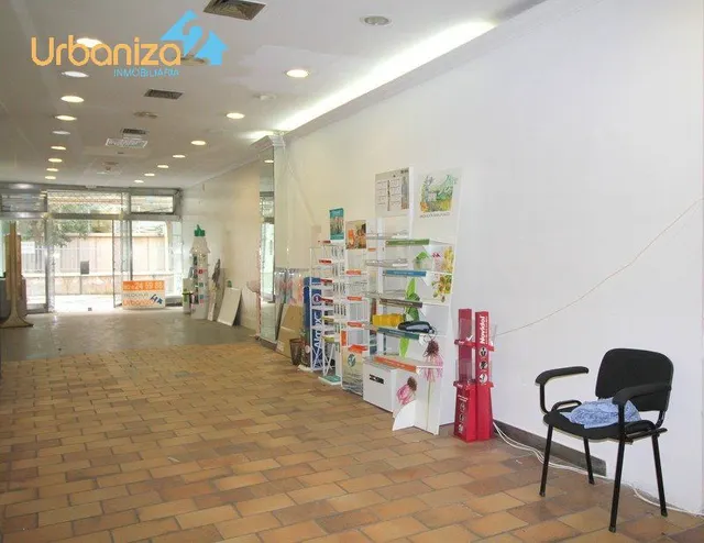 LOCAL COMERCIAL EN UNA DE LAS MEJORES  CALLES PEATONALES DE BADAJOZ . 206 m2  CON ESCAPARATES — 5