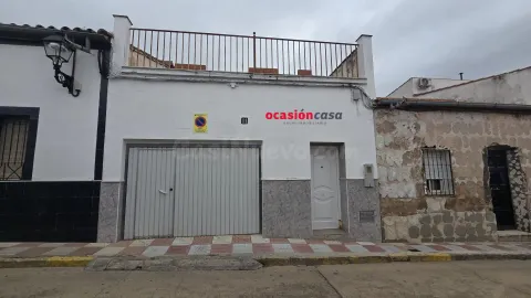 COCHERA CON PATIO Y TERRAZA A LA VENTA