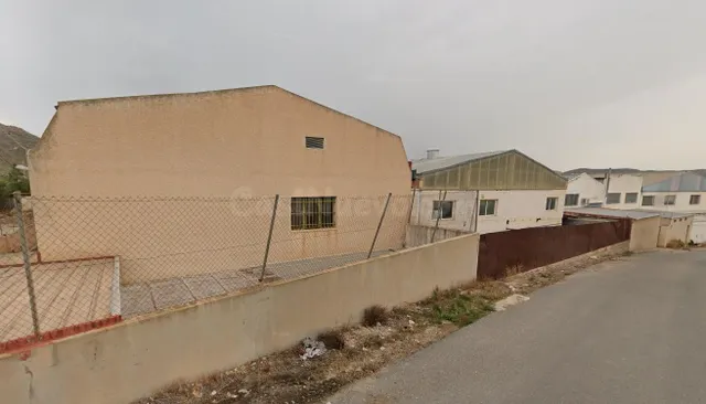 Se vende nave industrial OKUPADA en Calle Alemania 117 de El