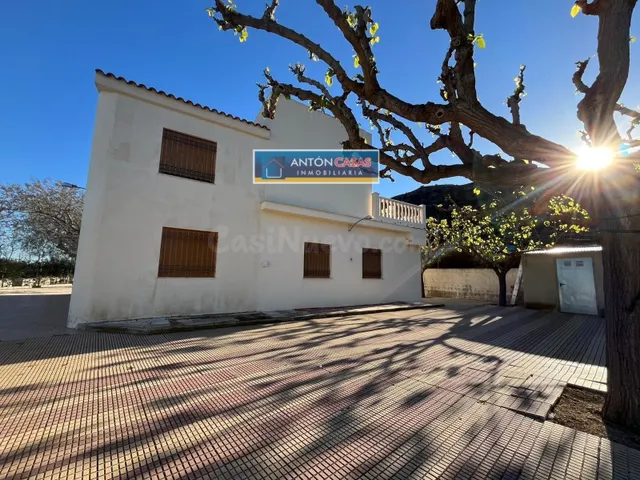 CHALET CON PISCINA, JARDÍN Y 11.900 M2 DE PARCELA EN MONFORT