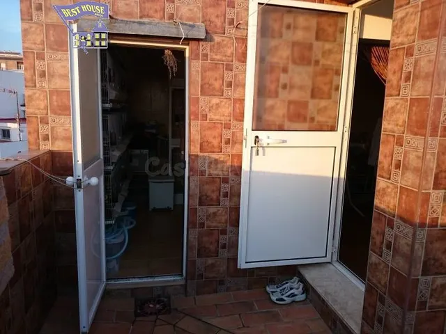 SE VENDE CASA ADOSADA EN LAS CANTERAS - foto 3